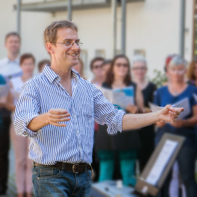 Martin Völlinger leitet einen Chor